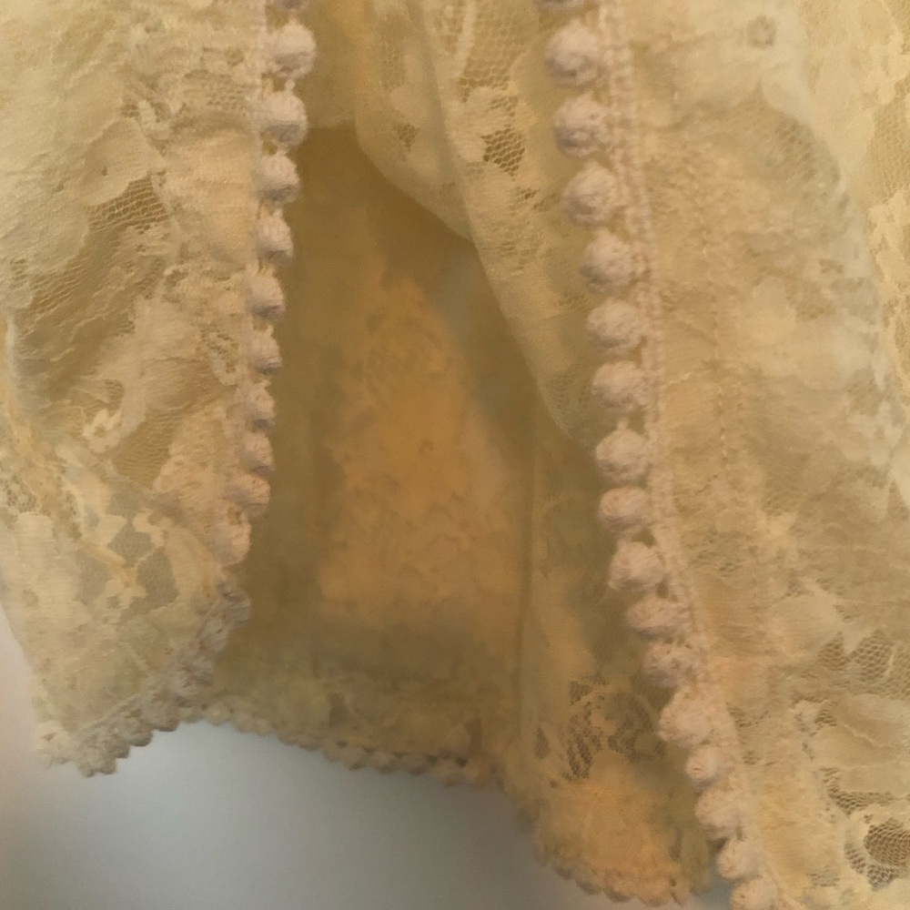 Pretty Good laced blouse - Picture 6 of 8